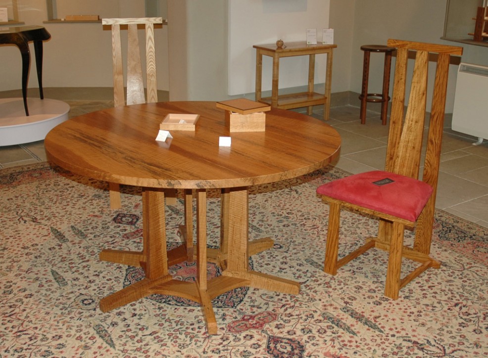 Round ripple oak table and chairs